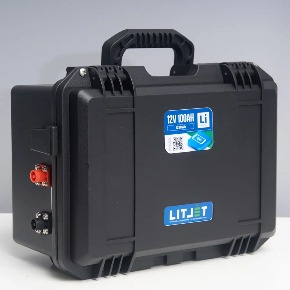 Литиевый аккумулятор тяговый LITJET SMART LiFePO4 12V 100Ah 1280Wh с Bluetooth in strongcase 9 Литиевый аккумулятор тяговый LITJET SMART LiFePO4 12V 100Ah 1280Wh вид сбоку