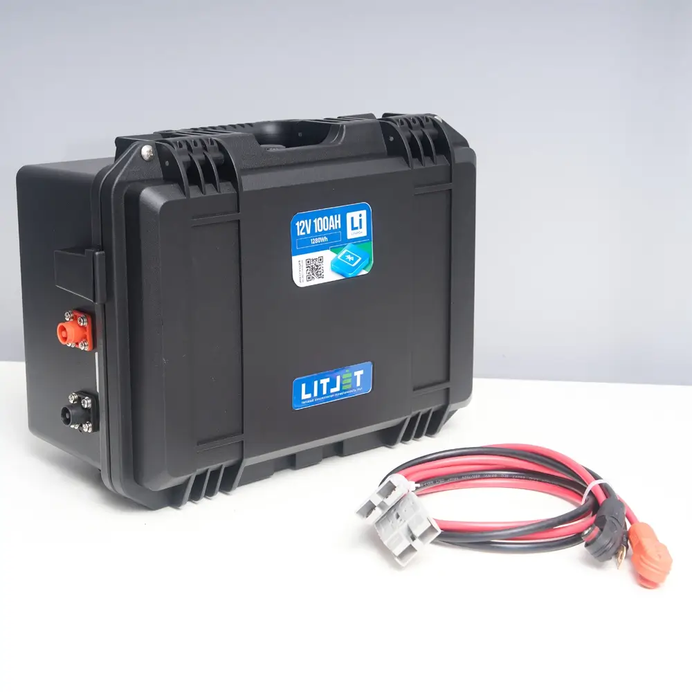 Литиевый аккумулятор тяговый LITJET SMART LiFePO4 12V 100Ah 1280Wh с Bluetooth in strongcase 7 Литиевый аккумулятор тяговый LITJET SMART LiFePO4 12V 100Ah 1280Wh вид сбоку
