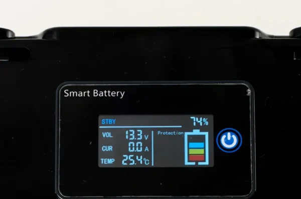 Литиевый аккумулятор тяговый LITOMAX LiFePO4 12V 100Ah 1280Wh c Bluetooth + small monitor IP65 фото монитора