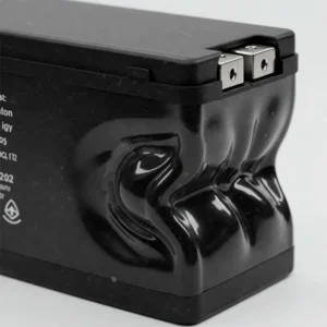 Сильно вздутый черный аккумулятор с рельефной боковой поверхностью