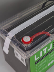 тяговый аккумулятор lifepo4 12v 100ah в прозрачном корпусе вид сверху клеммы