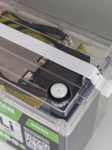 тяговый аккумулятор lifepo4 12v150ah в прозрачном корпусе вид сверху клеммы